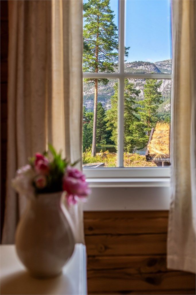 Vinduet rammer inn den vakre utsikten mot Telemarks-naturen.