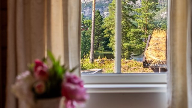 Vinduet rammer inn den vakre utsikten mot Telemarks-naturen.
