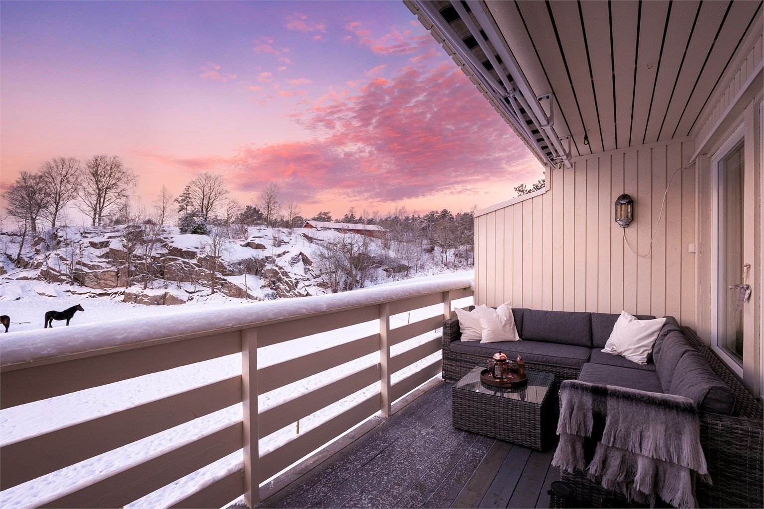 Leiligheten er gjennomgående i andre etasje, med veranda mot vest. Sommerstid er det gode solforhold på verandaen store deler av dagen. Fotograf; Kristoffer Kristiansen.