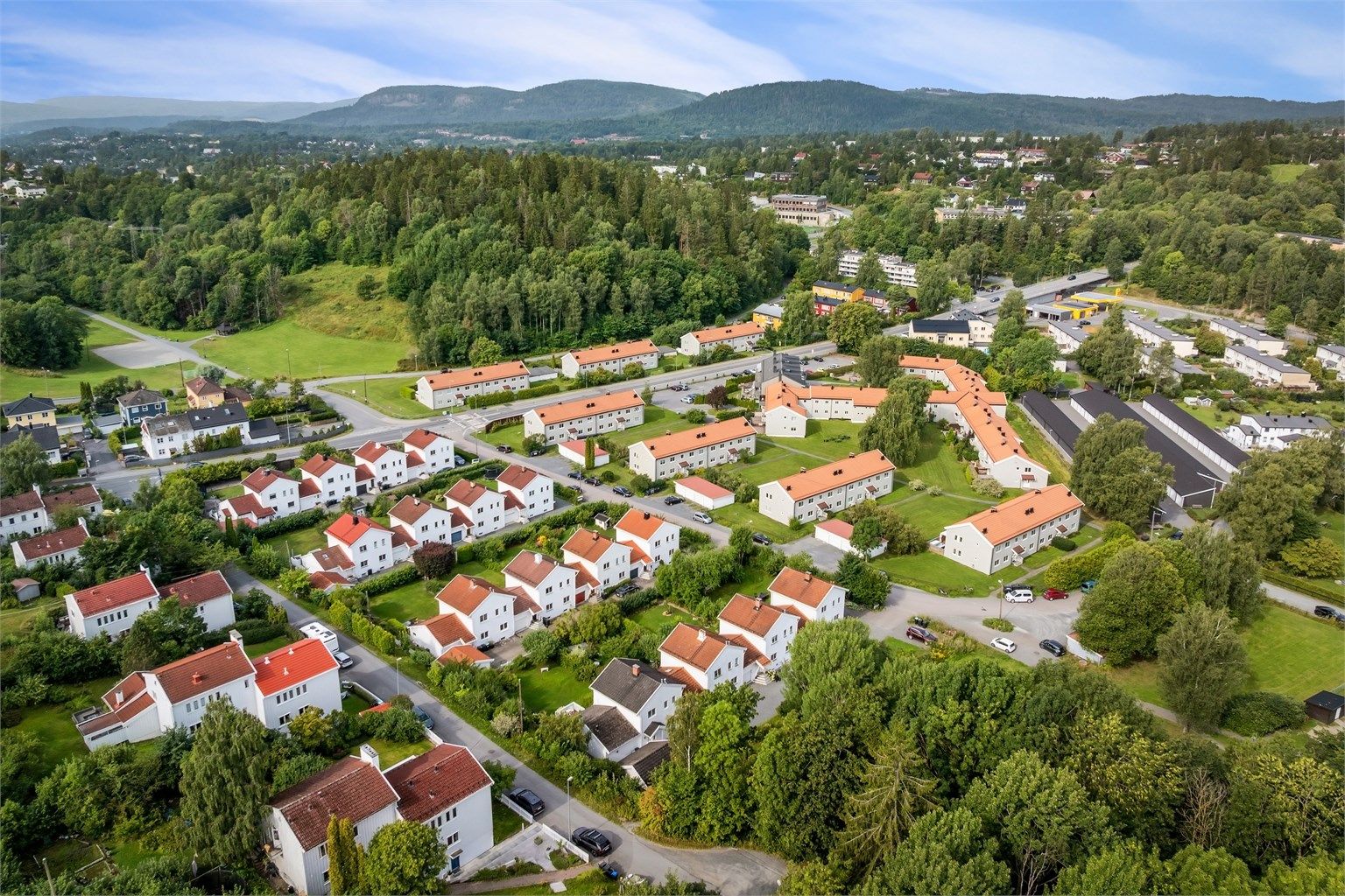 Kort vei til Fossum med preparerte skiløyper om vinteren og turstier om sommeren.