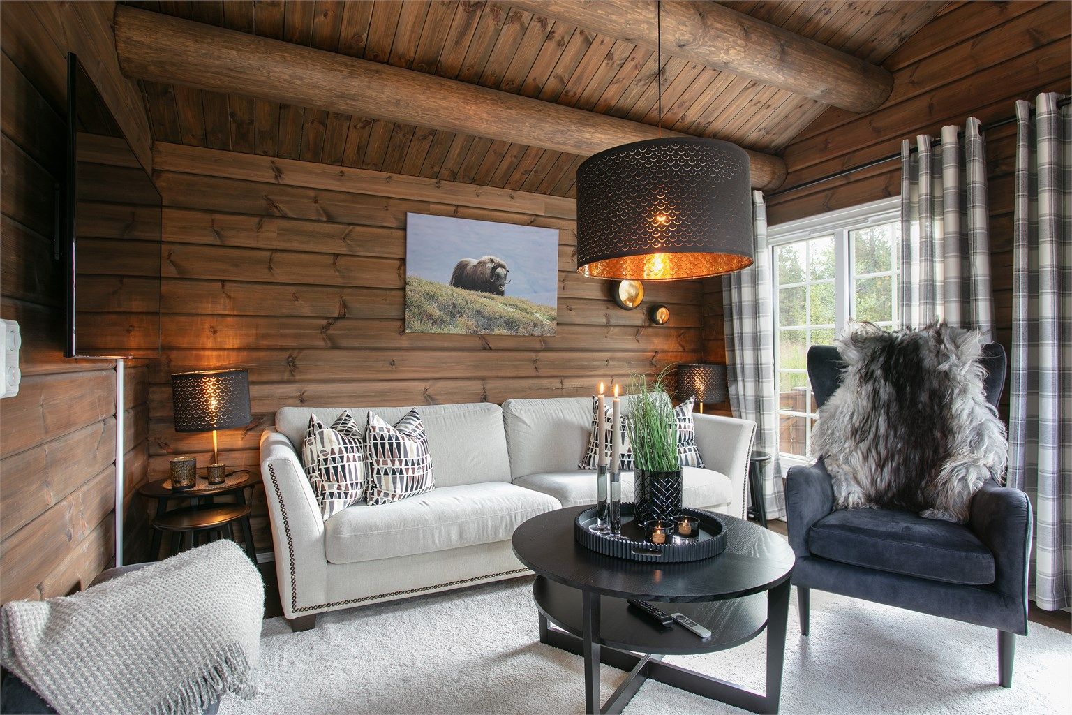 Gjennomgående tømmervegger og parkett på gulv i oppholdsrommene.