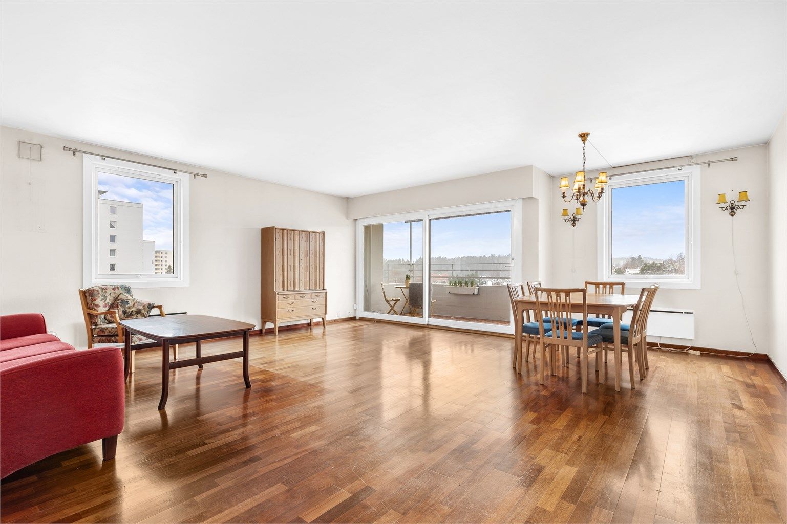 Velkommen til Låveveien 48, presentert av Terje Tveit i Krogsveen.

Lys 4-roms m. fantastisk utsikt & solrik balkong. Heis. Selskapslokale! Sentralt. Nærhet til marka. Moderniseringsbehov.