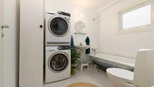 Badet er av god størrelse og har opplegg for vaskemaskin og tørketrommel