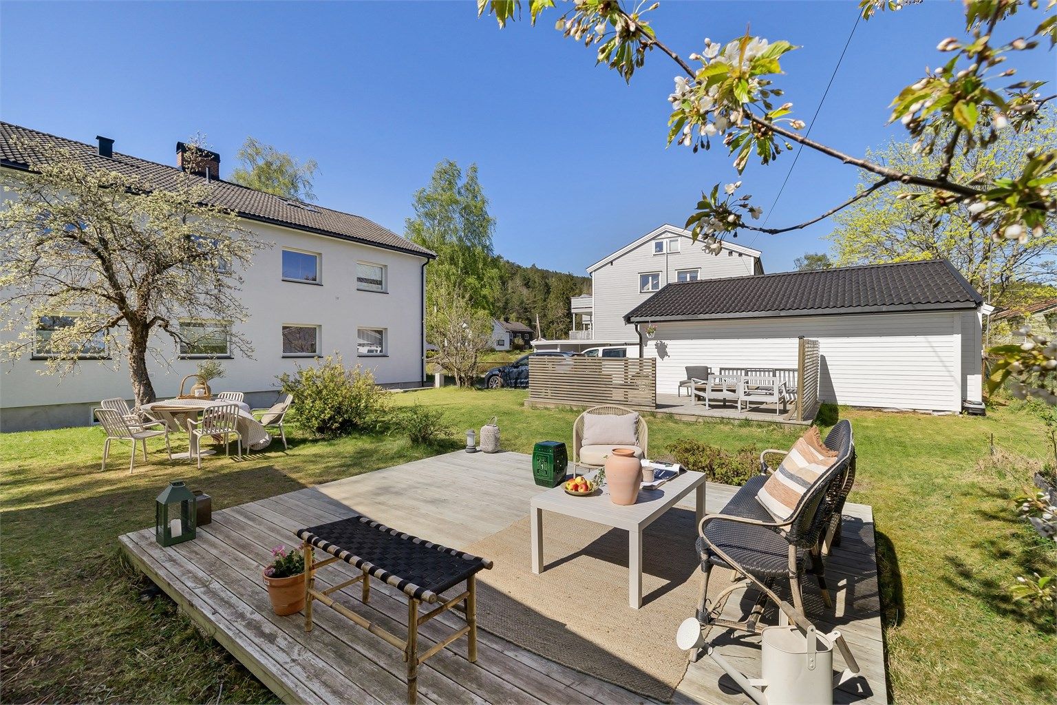 Her får du meget gode solforhold, ikke minst: i hagen er det plass til trampoline!