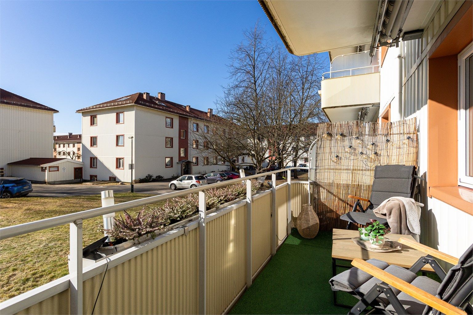Her sitter du usjenert og tilbaketrukket med utsyn mot borettslagets velholdte grøntområder.