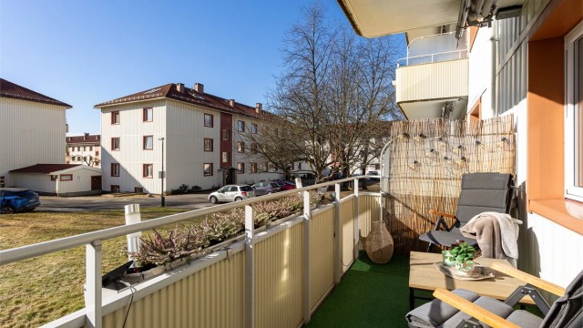 Her sitter du usjenert og tilbaketrukket med utsyn mot borettslagets velholdte grøntområder.