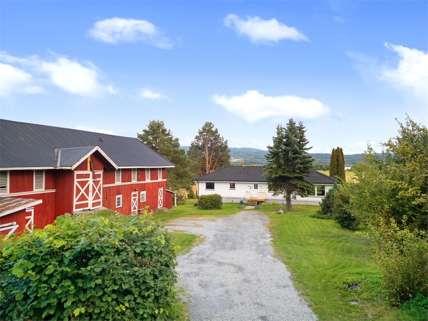 Fin og romlig hage rundt huset og låven
