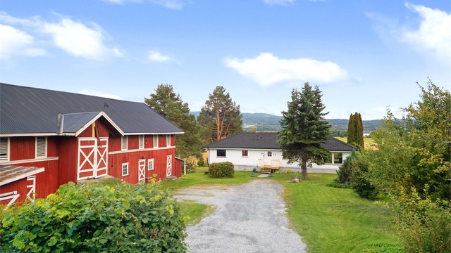 Fin og romlig hage rundt huset og låven