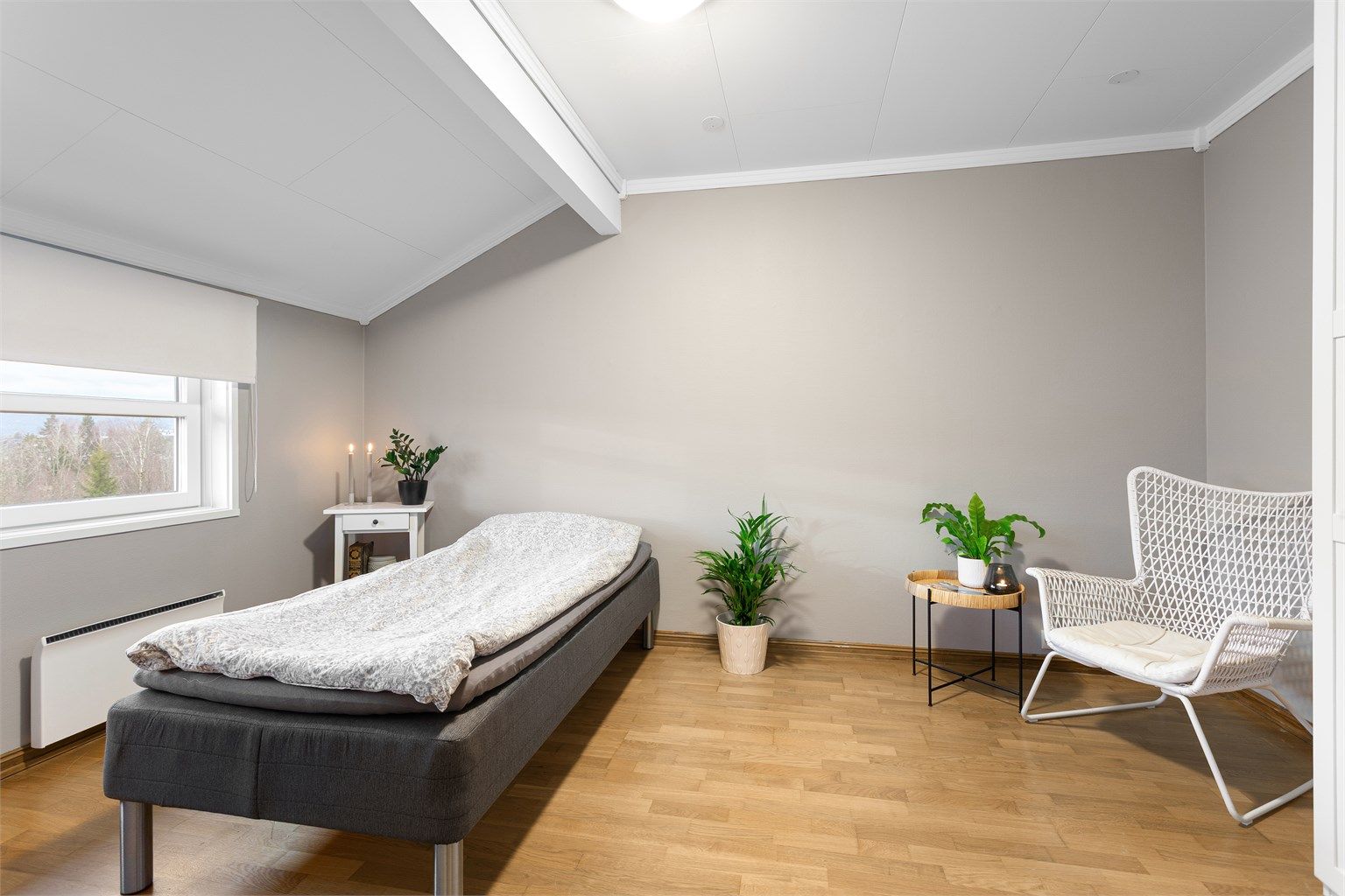 Soverom 2 med god plass for dobbelt seng. Garderobeskap.