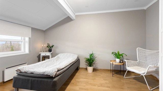 Soverom 2 med god plass for dobbelt seng. Garderobeskap.