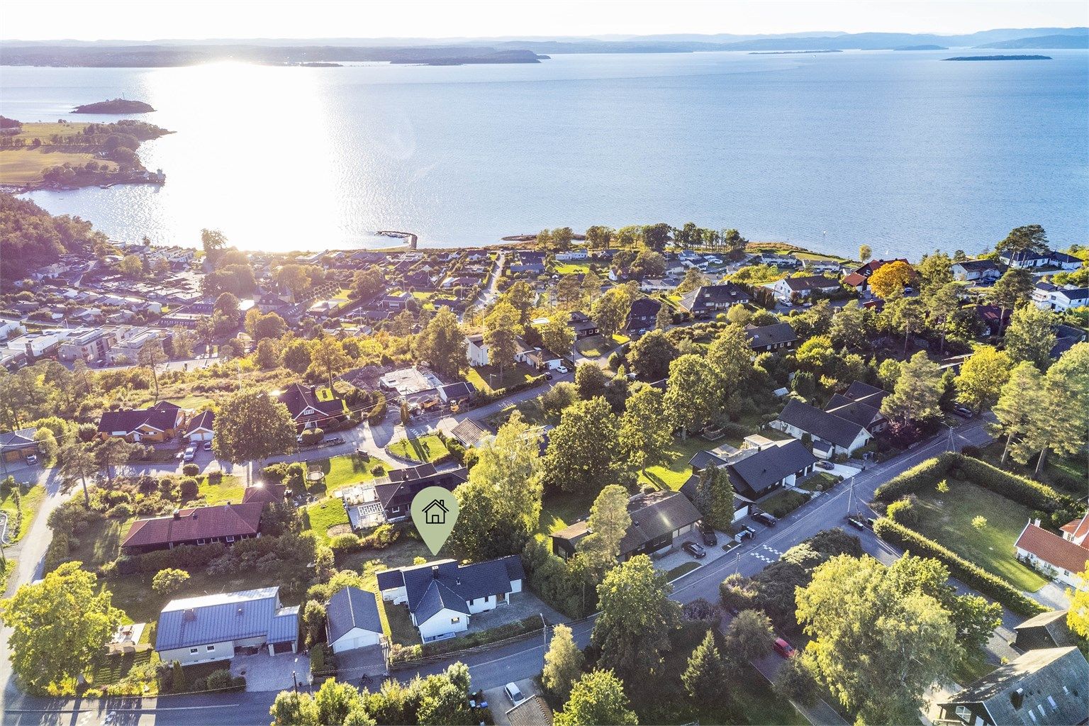 Refsnesskogen er blant Jeløys mest ettertraktede områder. Her bor du i høytliggende og fredelige omgivelser, med flott utsikt til Oslofjorden.