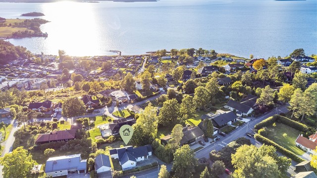 Refsnesskogen er blant Jeløys mest ettertraktede områder. Her bor du i høytliggende og fredelige omgivelser, med flott utsikt til Oslofjorden.
