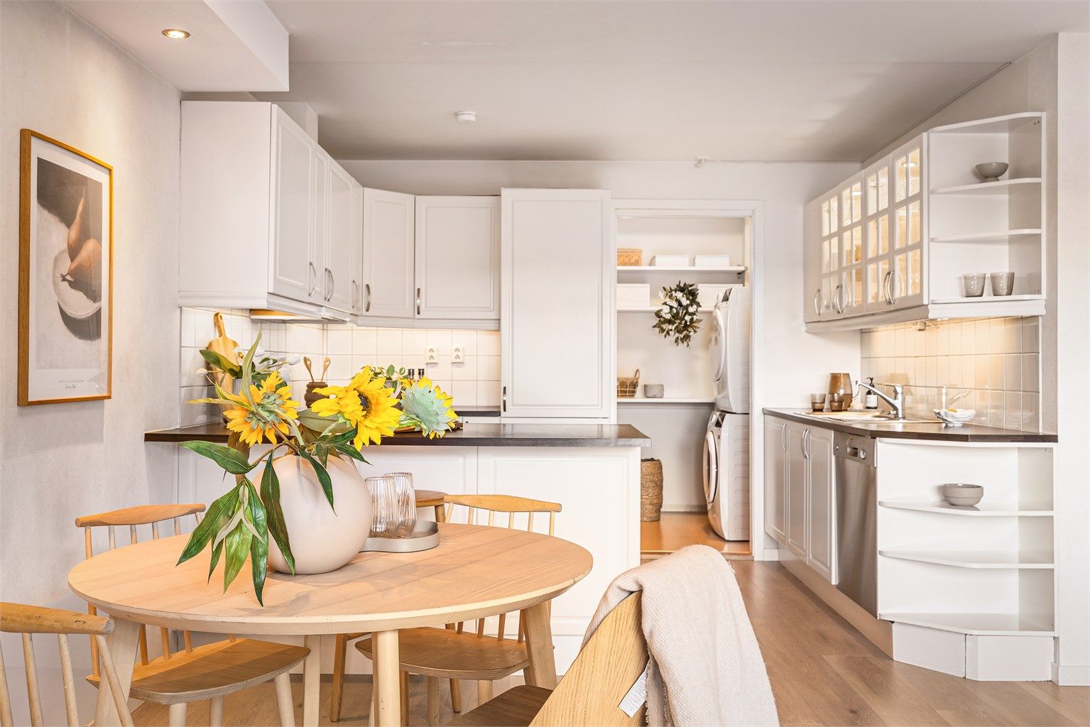 - Kjøkkeninnredning fra HTH med integrert kjøl/frys, oppvaskmaskin og utvidet benkeplate til spiseplass -