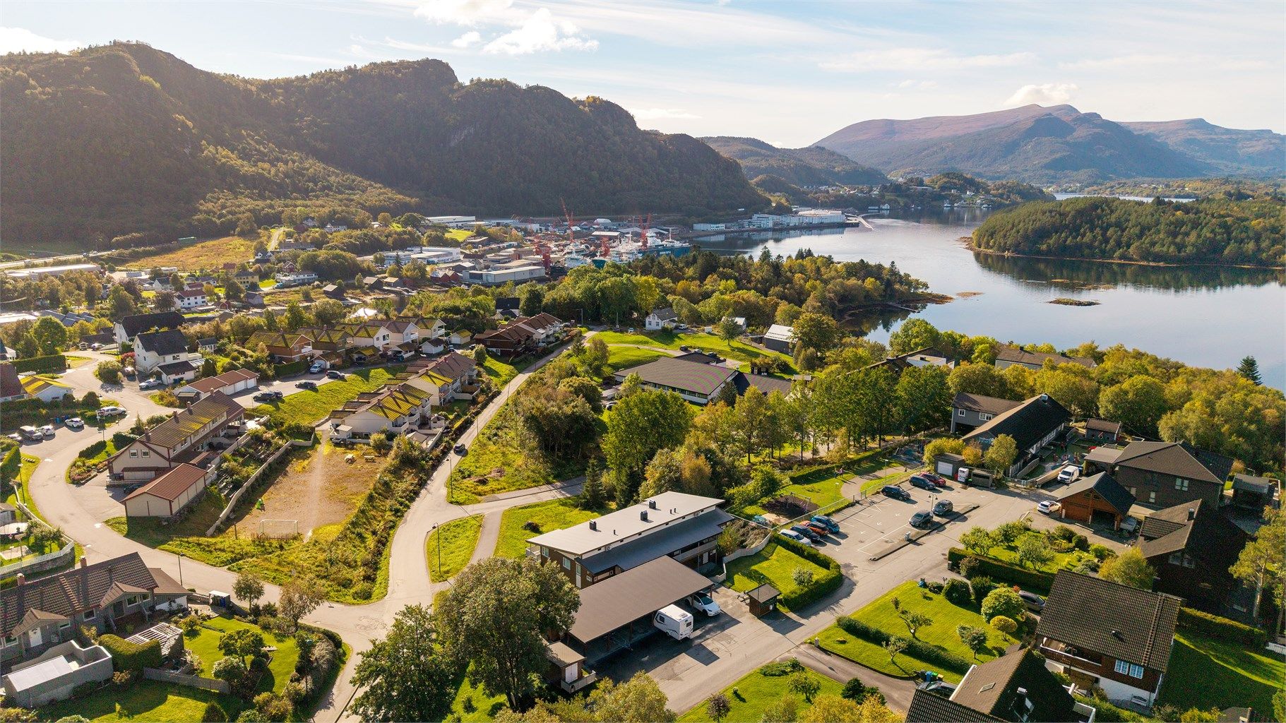 Kort vei ned til sjøen og populære friluftsområder på Stafsethneset med turstier og badeplass.