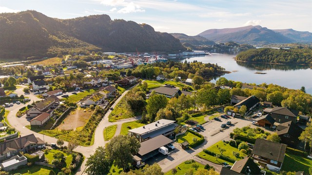 Kort vei ned til sjøen og populære friluftsområder på Stafsethneset med turstier og badeplass.