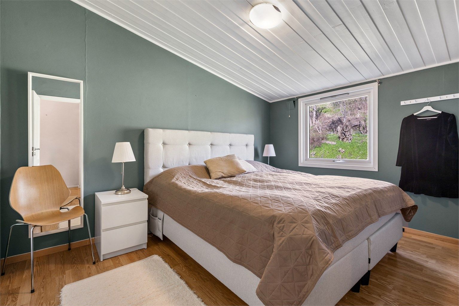 Boligen har 3 soverom. Hovedsoverommet har god plass til dobbeltseng med nattbord på hver side og har tilgang til eget omkledningsrom med god plass til garderoben.