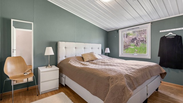 Boligen har 3 soverom. Hovedsoverommet har god plass til dobbeltseng med nattbord på hver side og har tilgang til eget omkledningsrom med god plass til garderoben.