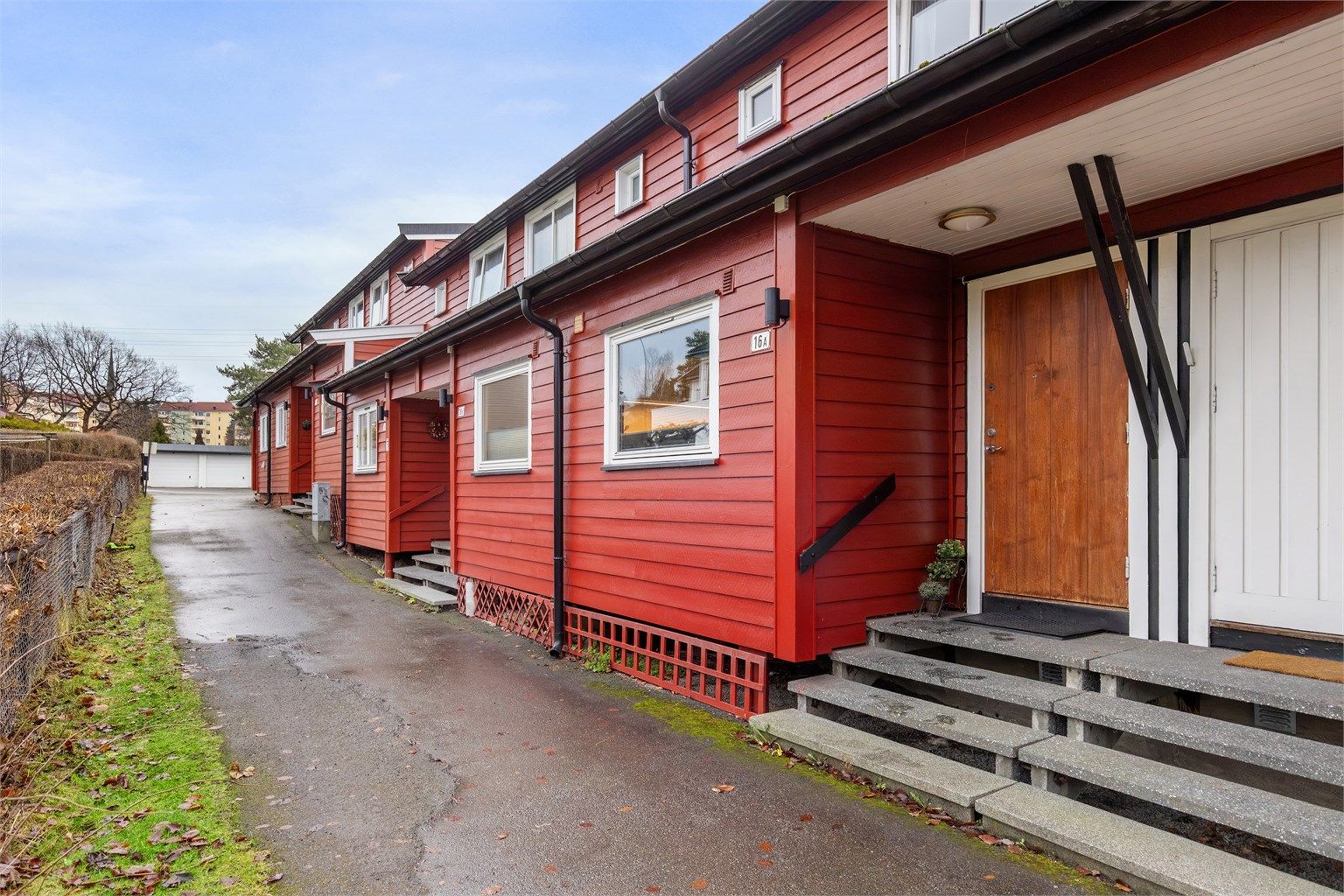 Asfaltert gangvei fra gaten inn til huset. Foto: Petter Tanum Larsen