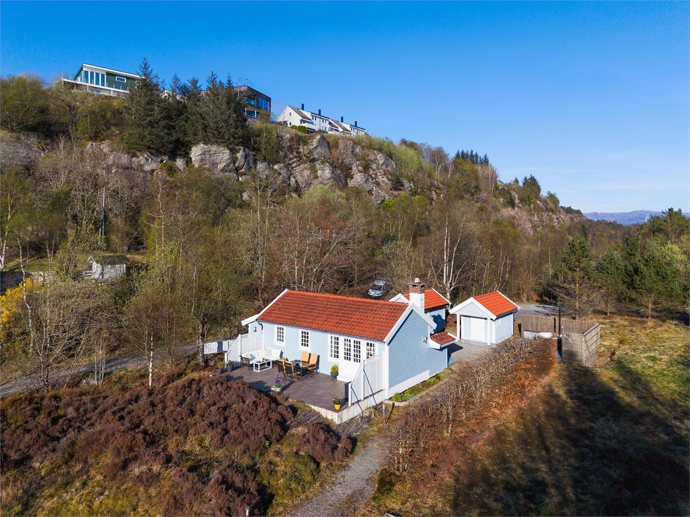 Eiendommen består av en hovedhytte og to anneks. Perfekt for hele familien.