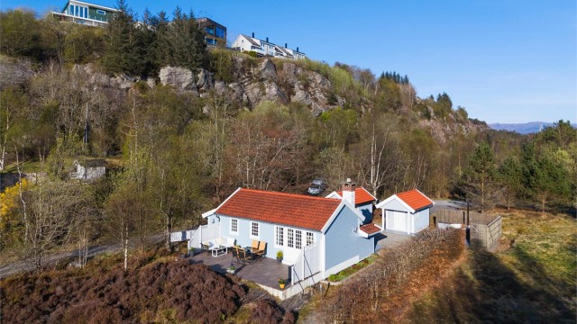 Eiendommen består av en hovedhytte og to anneks. Perfekt for hele familien.