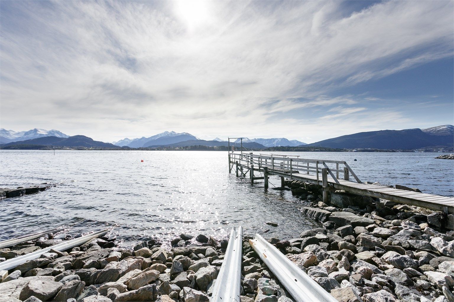 Nydelig og flott utsikt fra naustet mot Borgundfjorden