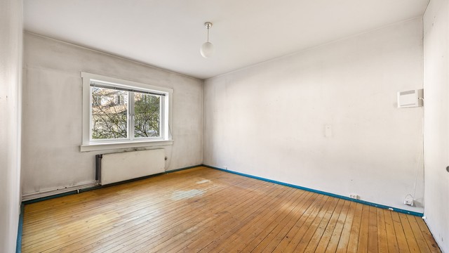 Begge soverommene har store vindusflater som gir rikelig med naturlig lys og ligger tilbaketrukket vendt mot rolig og frodig bakgård.