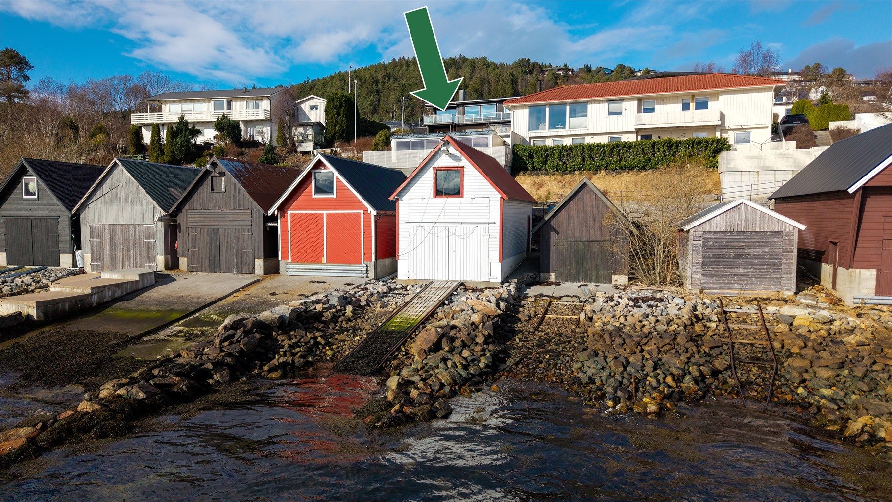 Velkommen til Holmeskjærsvika på Åsestranda, en flott naust presentert av Eiendomsmegler/Partner Marit Stuen Aursnes