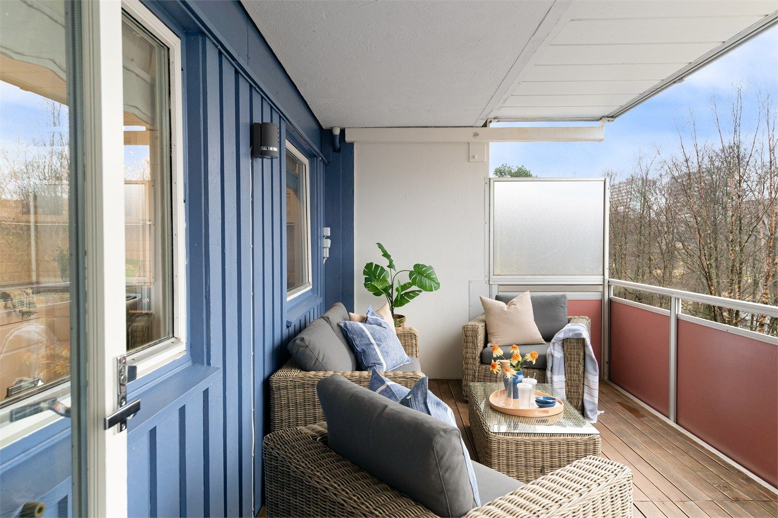 - Med overbygg sitter man i le for vind og vær og nyte sol og frisk luft -