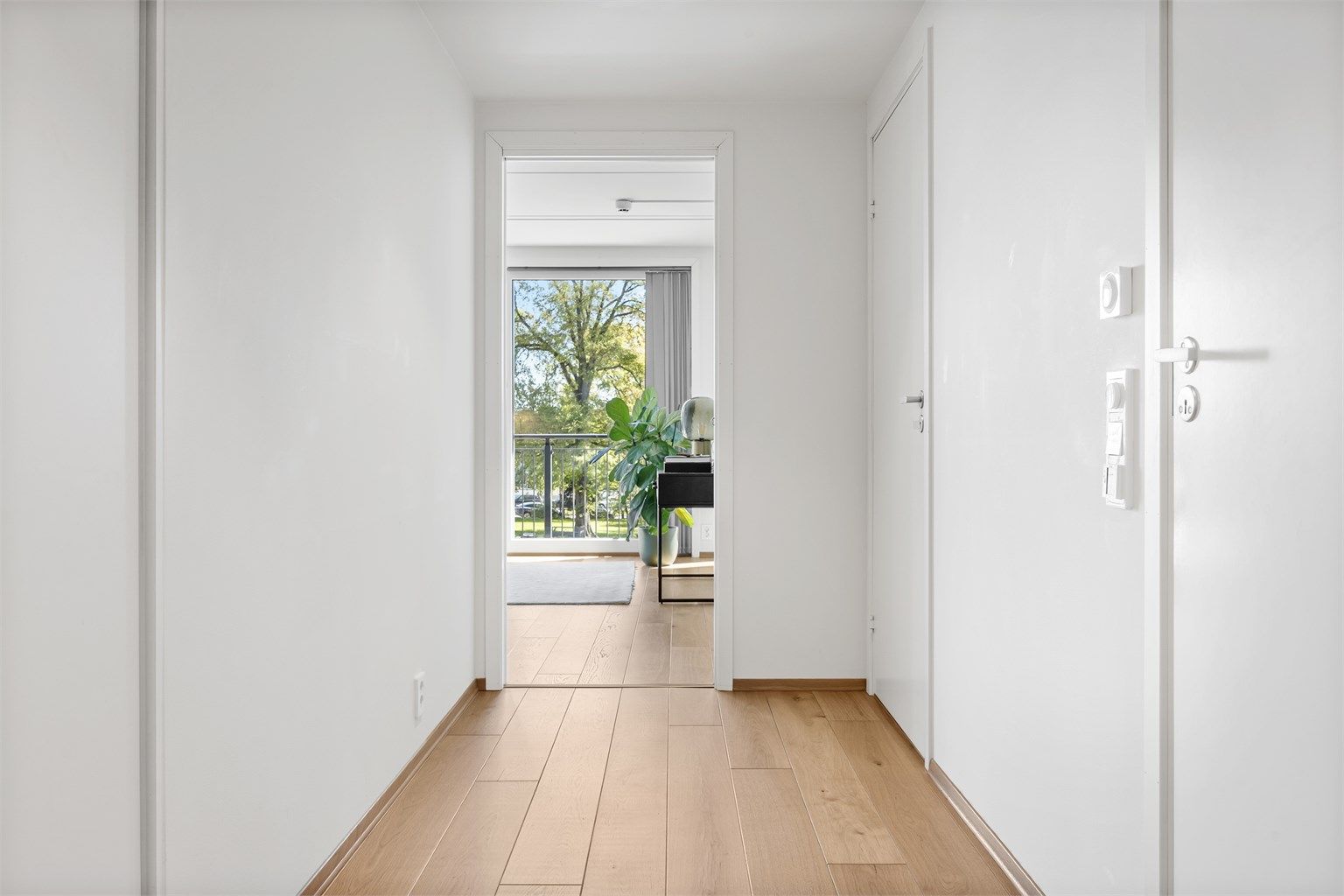 Gjennomgående parkett på gulv og himling med downlights i stue samt gang.