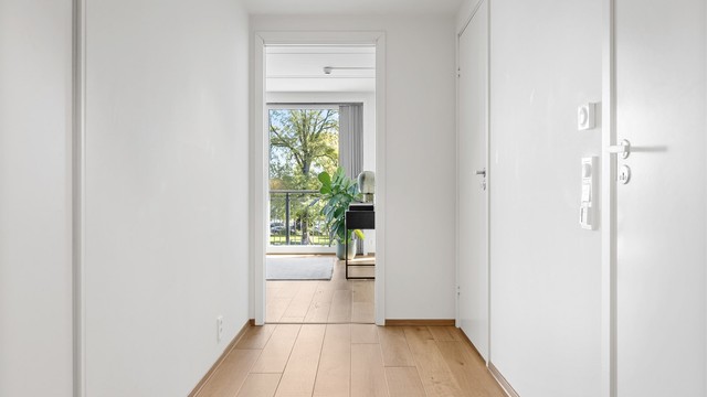 Gjennomgående parkett på gulv og himling med downlights i stue samt gang.