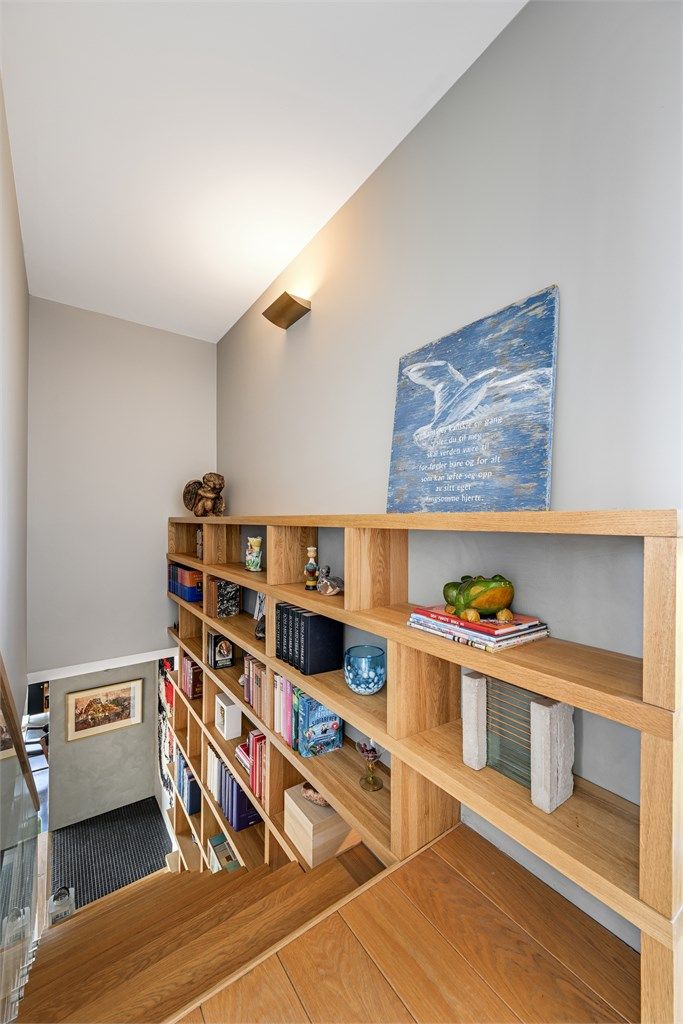 Fra toppen av trappen ser man ned i den luftige hallen.