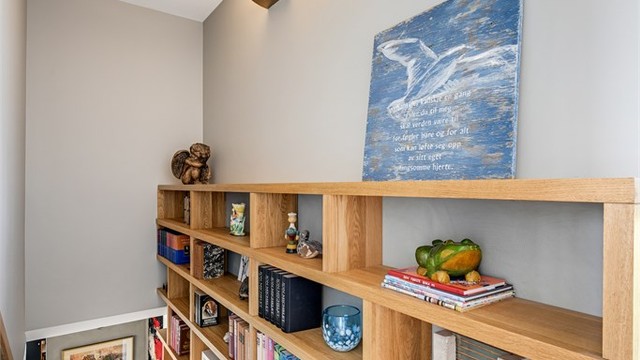 Fra toppen av trappen ser man ned i den luftige hallen.