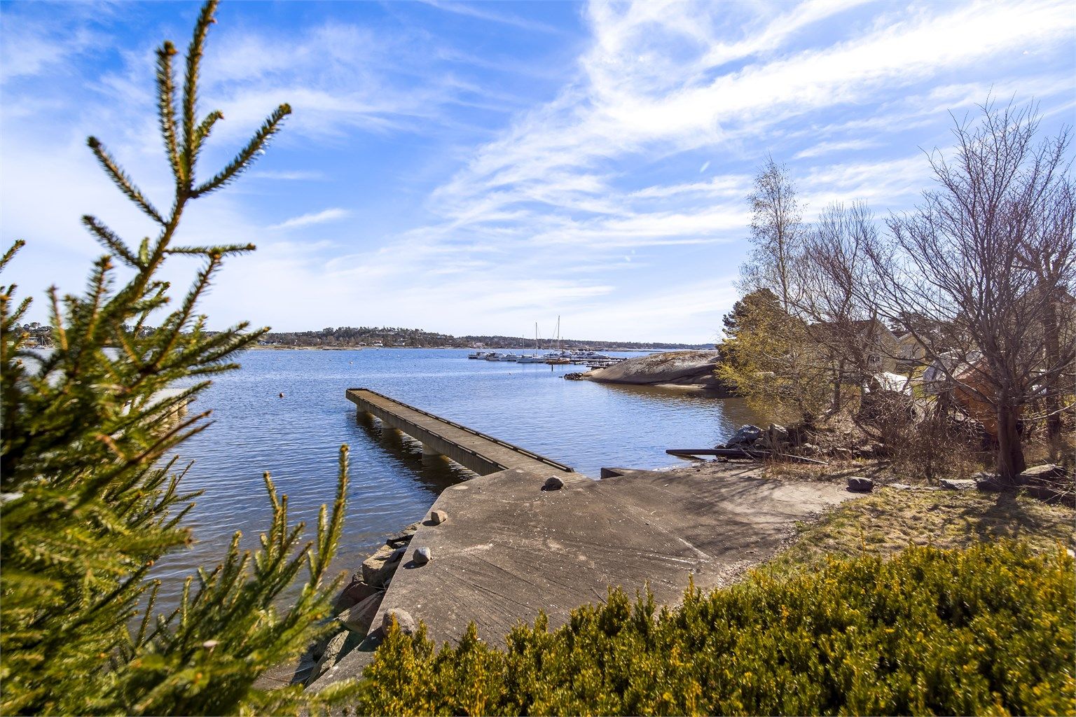 Deler av tomten strekker seg helt ned til sjøen, og med eiendommen følger både brygge og platting ved Lahellefjorden.