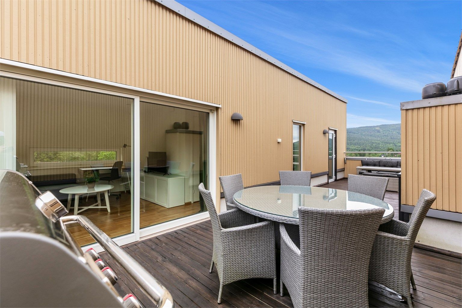 Leiligheten har en nydelig takterrasse på hele 35 kvm som oppleves som usjenert og har plass til hele grillselskapet