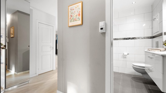 Profilerte innerdører og gjennomgående materialvalg i leiligheten.