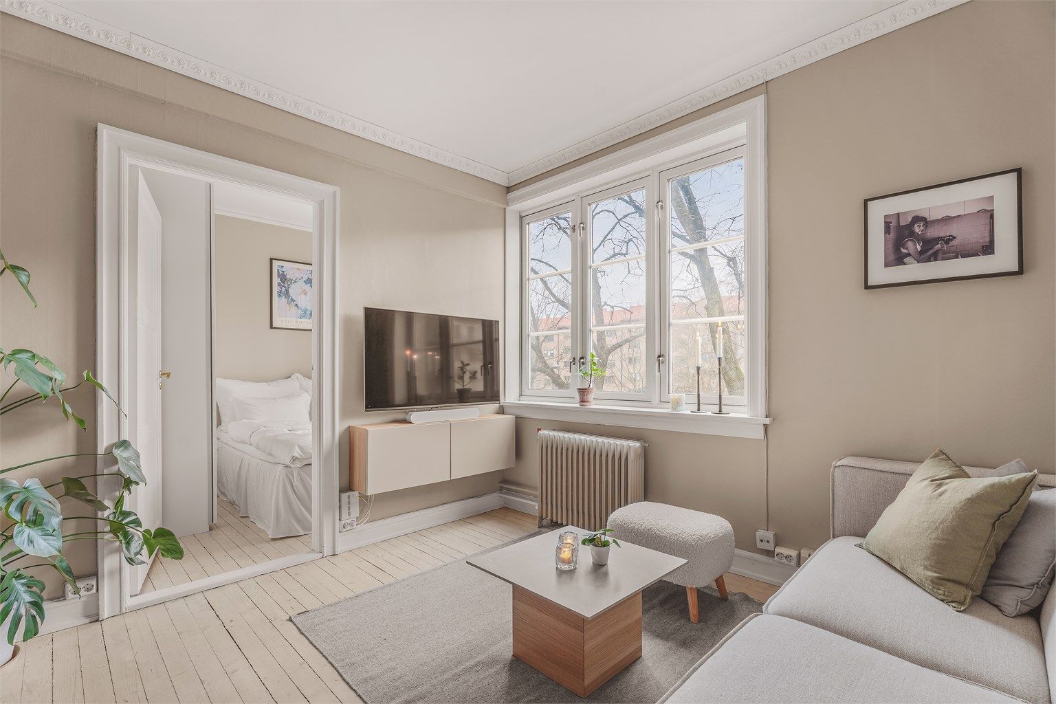 Her får du en lys leilighet med store vindusflater og god takhøyde som skaper en luftig atmosfære. Foto: Nadia Frantsen. 