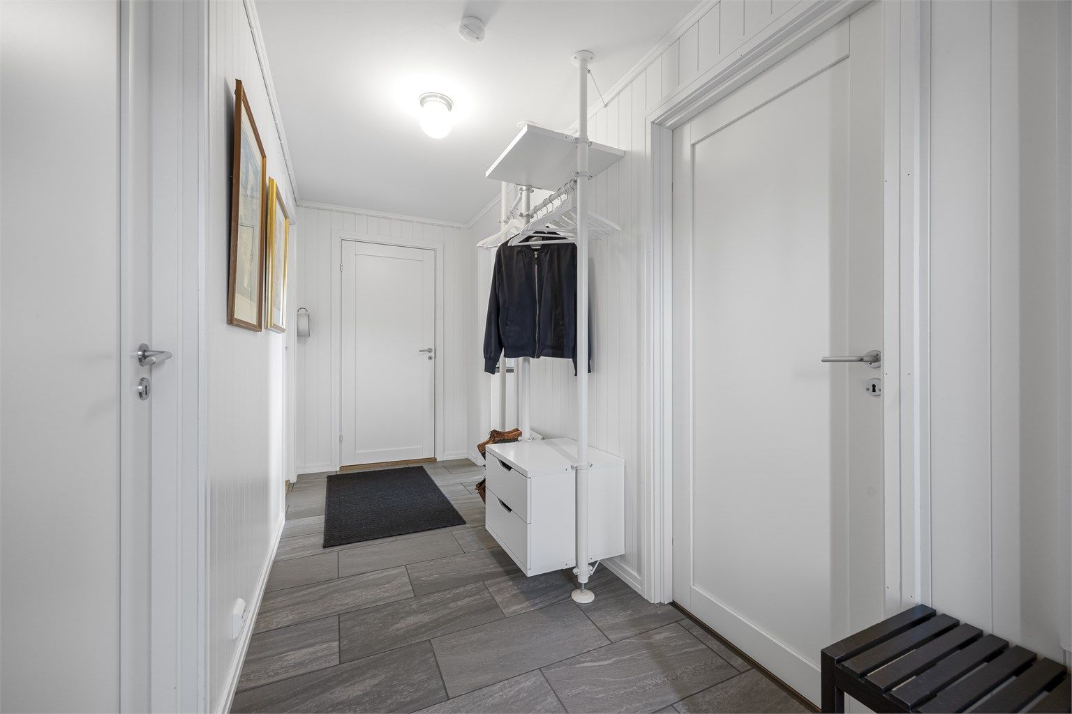 Velkommen inn! Entreen byr på flislagt gulv med varme adkomst til resten av leiligheten. 