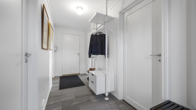 Velkommen inn! Entreen byr på flislagt gulv med varme adkomst til resten av leiligheten.