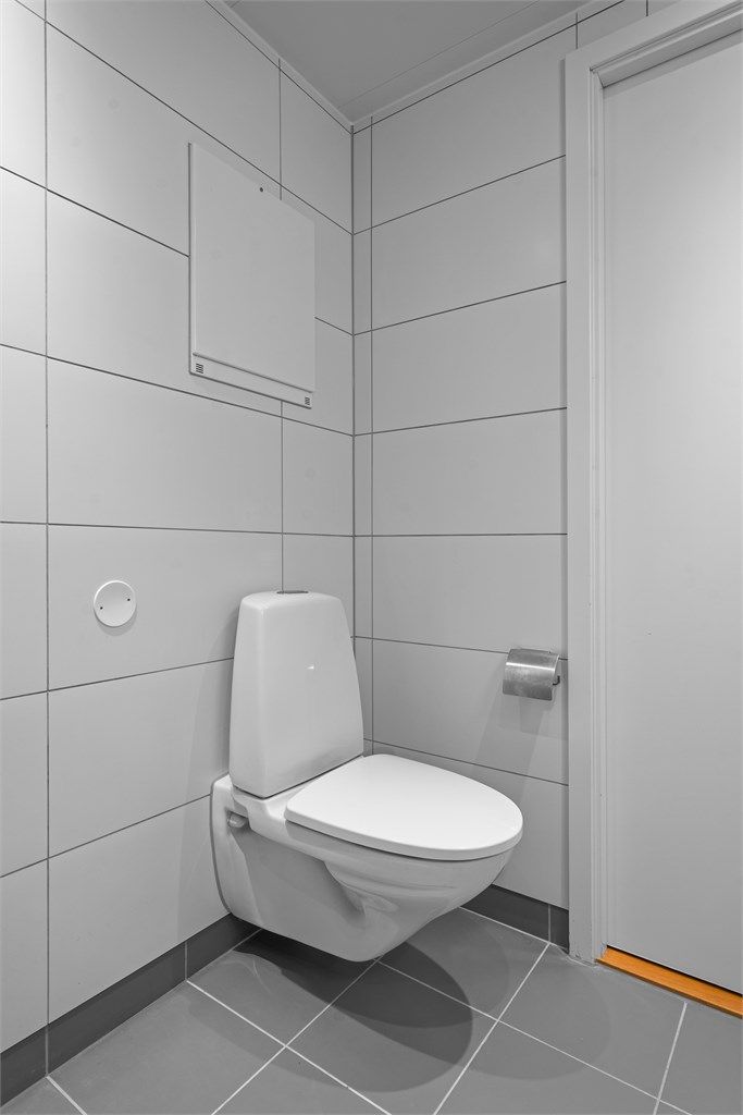 Gulvstående toalett. Leiligheten har rør-i-rør-system med fordelerskap plassert i himlingen på badet.