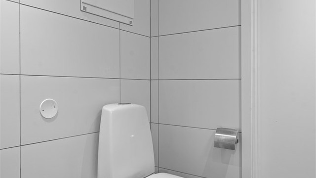 Gulvstående toalett. Leiligheten har rør-i-rør-system med fordelerskap plassert i himlingen på badet.