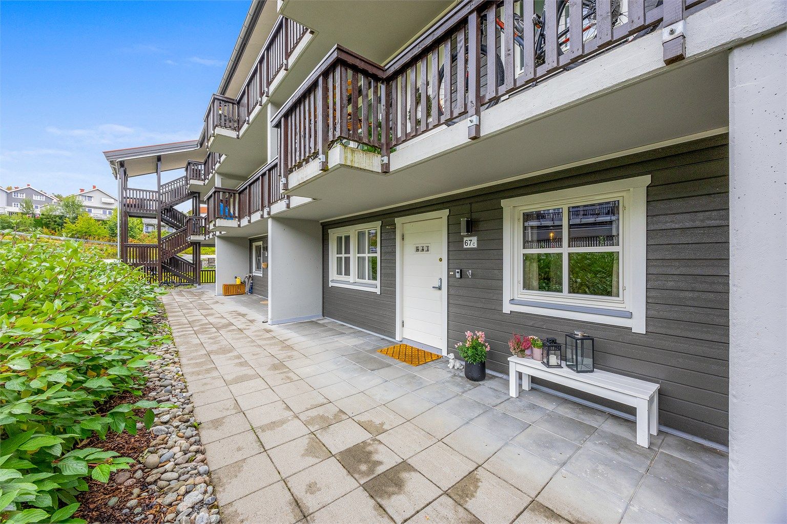 Blokkene i Skolsegglia ble oppført i 2006 og sameiet består av 82 seksjoner.