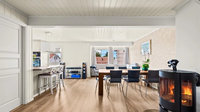 Laminat på gulv, tapet og panelplater på vegg og panelbord i himling med downlights
