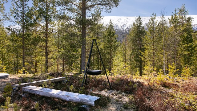 En egen bålpanne på tomten legger til rette for hyggelige stunder utendørs
