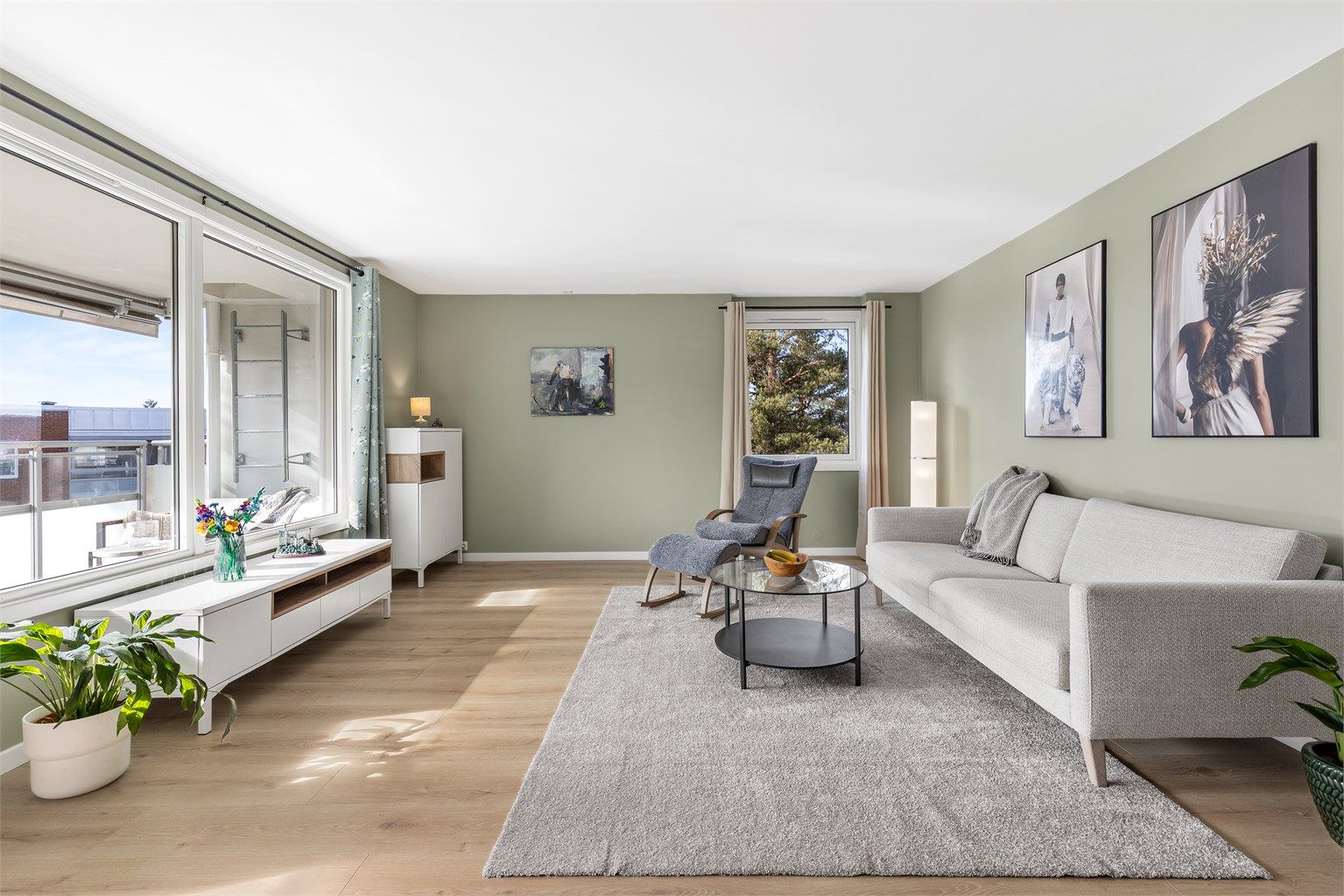 En luftig og åpen 3-roms med gjennomgående høy standard, og god planløsning som gir store rom.