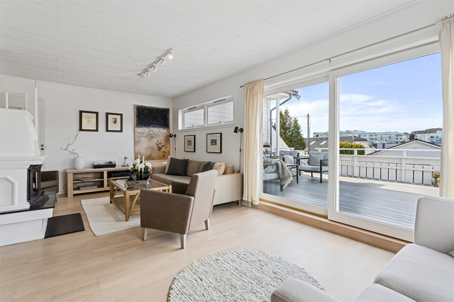 Lys og romslig stue med utgang til boligens solrike terrasse. 