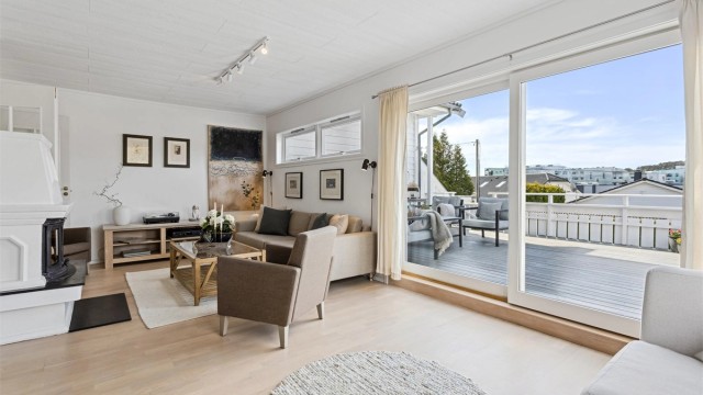 Lys og romslig stue med utgang til boligens solrike terrasse.