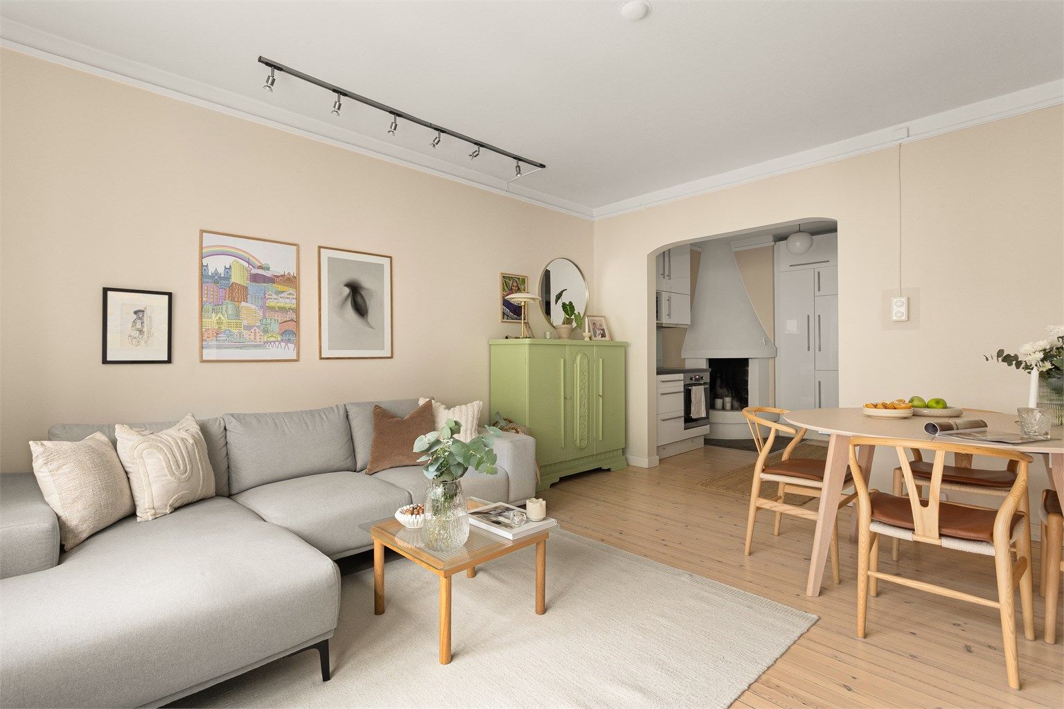 Den åpne løsningen mot kjøkkenet skaper en god romfølelse. Takhøyden i stuen er målt til 2,54 meter.