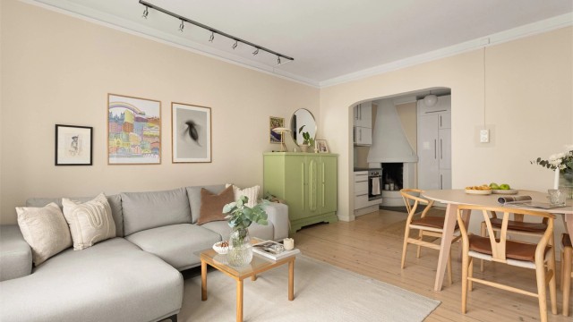 Den åpne løsningen mot kjøkkenet skaper en god romfølelse. Takhøyden i stuen er målt til 2,54 meter.