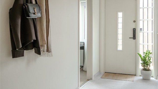 Entréen har flislagt gulv, malte vegger og nedsenket himling med integrerte downlights.