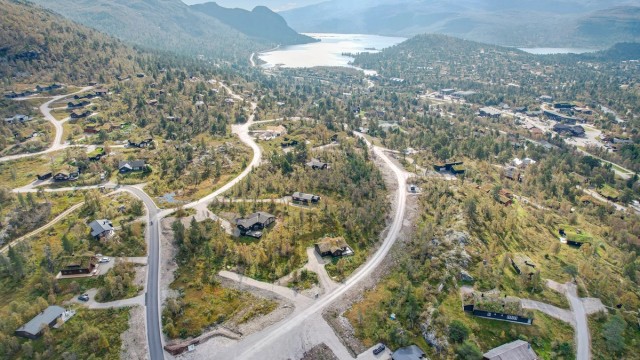 Fjellbjørkvegen midt i bildet, så Hartevassvegen til venstre. Marnarvegen er øverst. Utsikten mot Hartevann og sentrum.